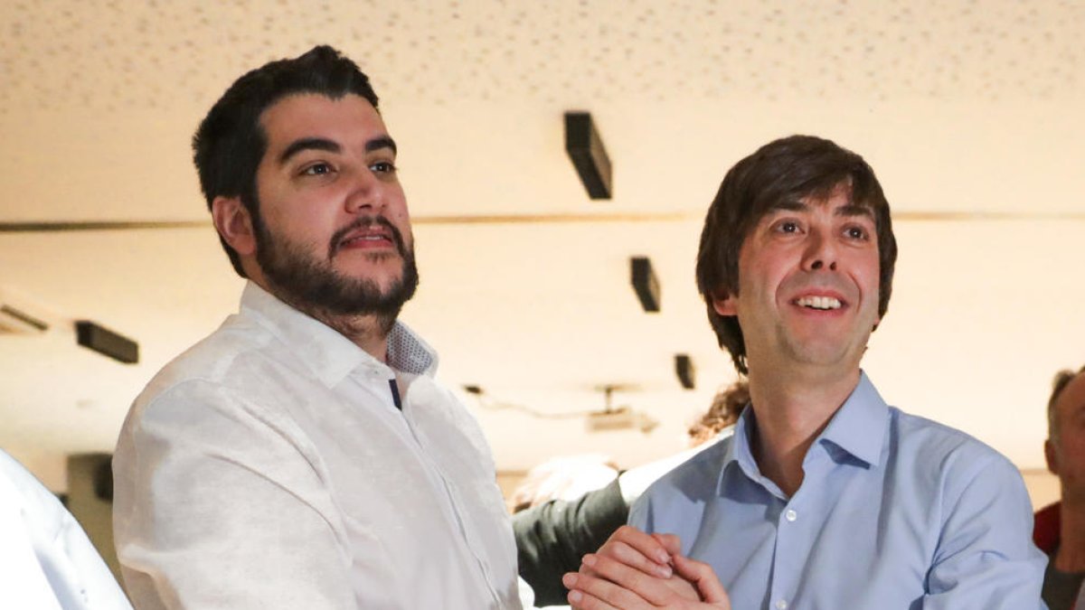 Baró celebrant els resultats amb González.