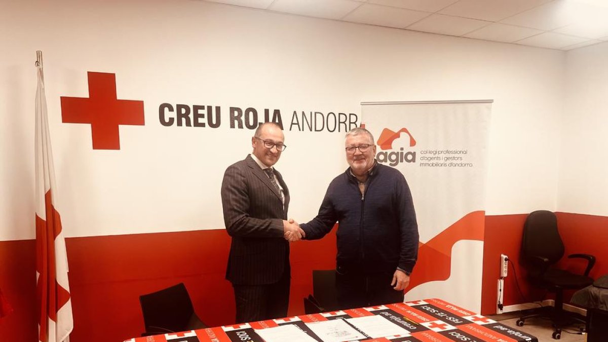 Josep Pol i Gerard Casellas han signat l'acord d'aportació a la Creu Roja