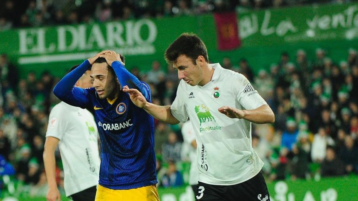 Álvaro Martín es lamenta durant el partit d'ahir a El Sardinero.