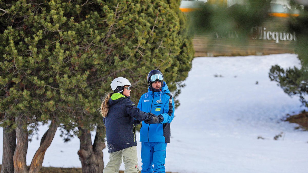 Dos esquiadors en una de les pistes d'esquí d'Ensisa.