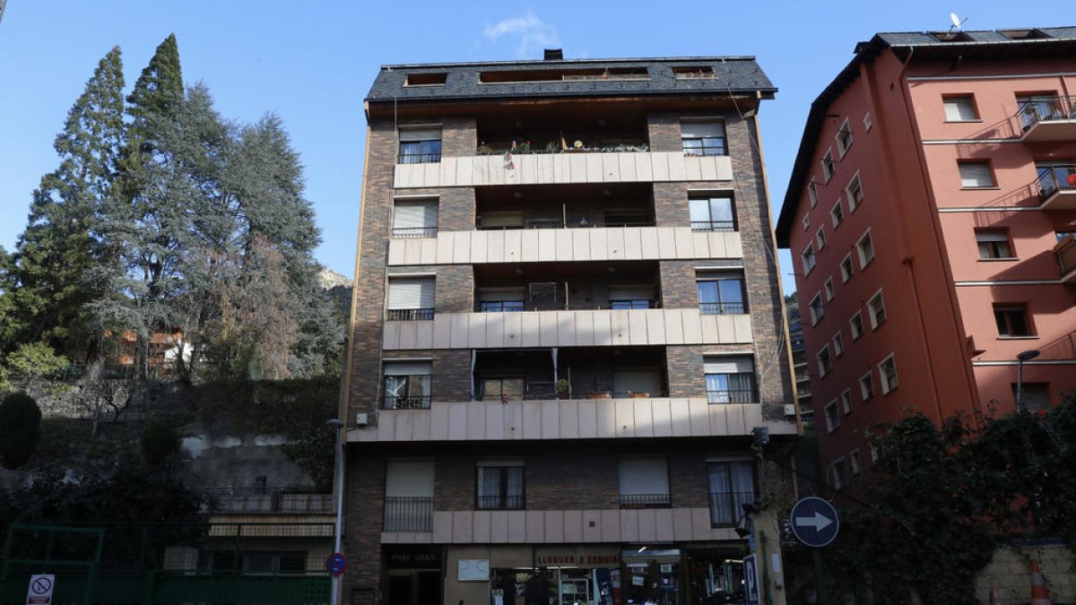 Edifici del número 28 del carrer de Lòria de Sant Julià on va morir la dona a l'incendi