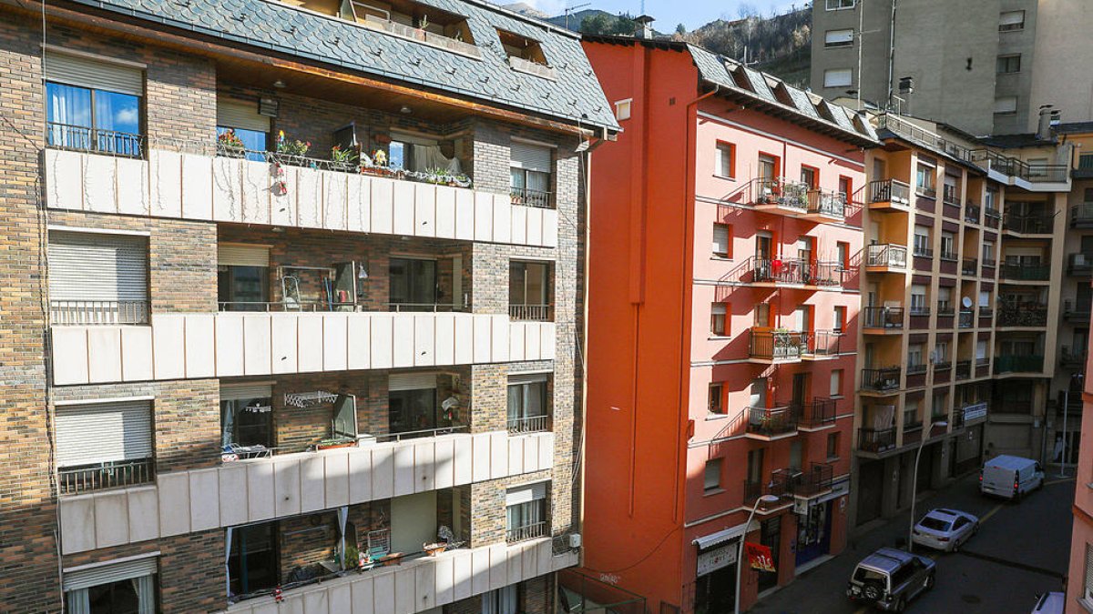 L'edifici, a l'esquerra de la foto, on es va produir l'incendi.