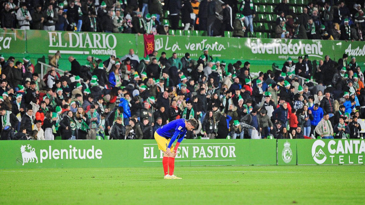 Manu Nieto es lamenta durant el partit de dimarts a Santander.