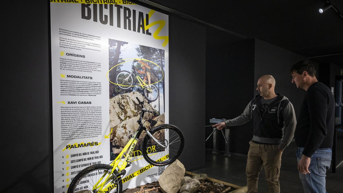 Xavi Casas amb la bicicleta que ha cedit per a la mostra al Bici Lab