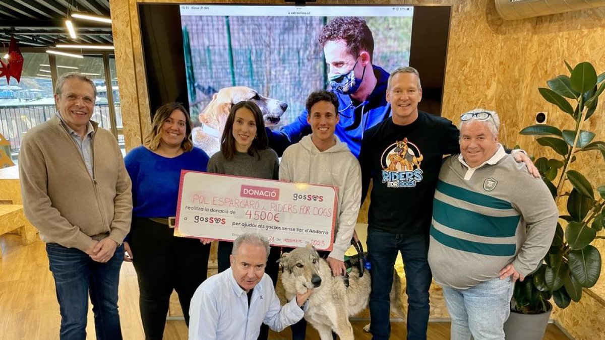 Pol Espargaró en l'acte d'entrega de la donació