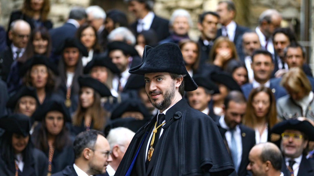 El síndic general, Carles Ensenyat, a les escales de Casa de la Vall.