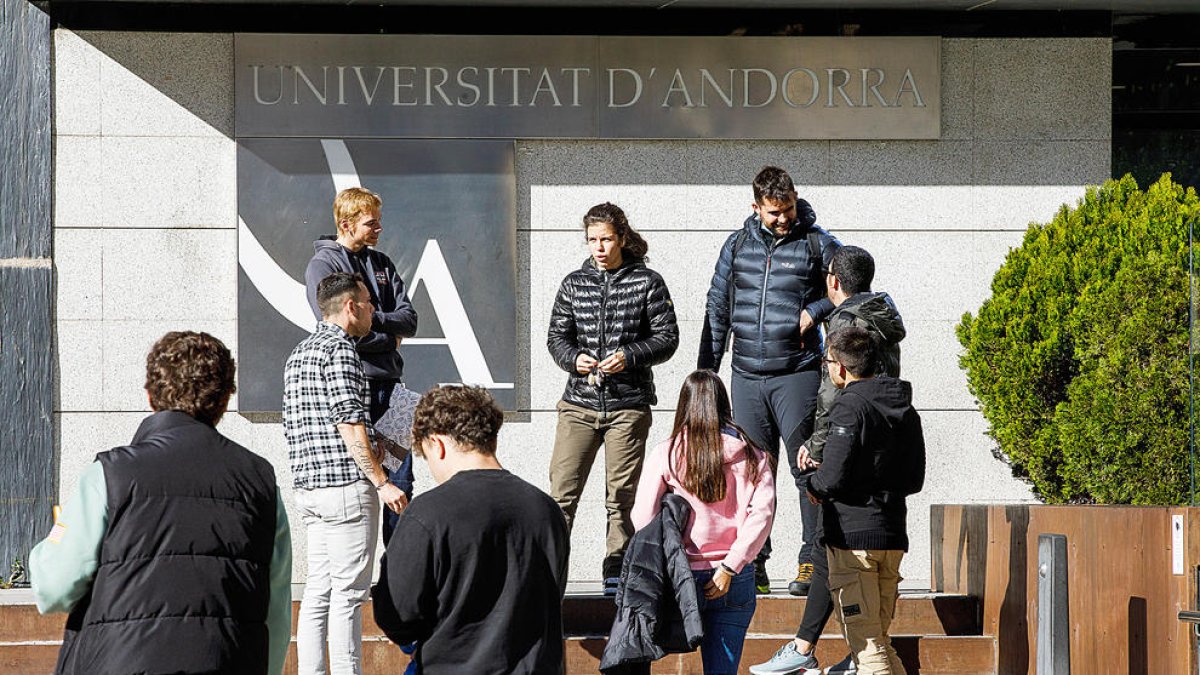 Estudiants de l'UdA a la porta del centre.