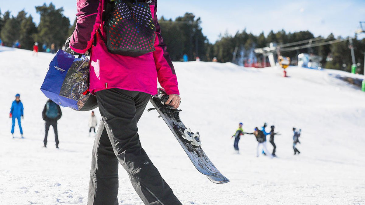 Una persona amb una taula de surf de neu.