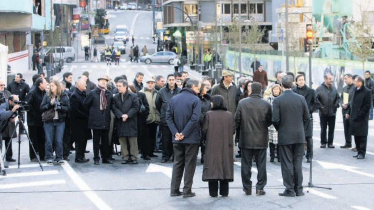 Autoritats polítiques i representants comunals inaugurant el carrer amb gran expectació.