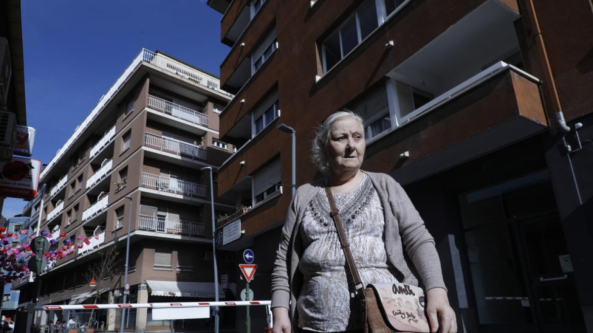 Isabel Ruiz al davant del bloc on té el pis de lloguer.