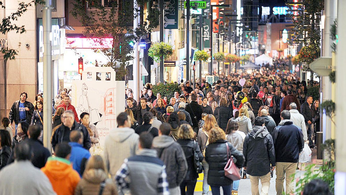 Botigues obertes fins a mitjanit al centre comercial.