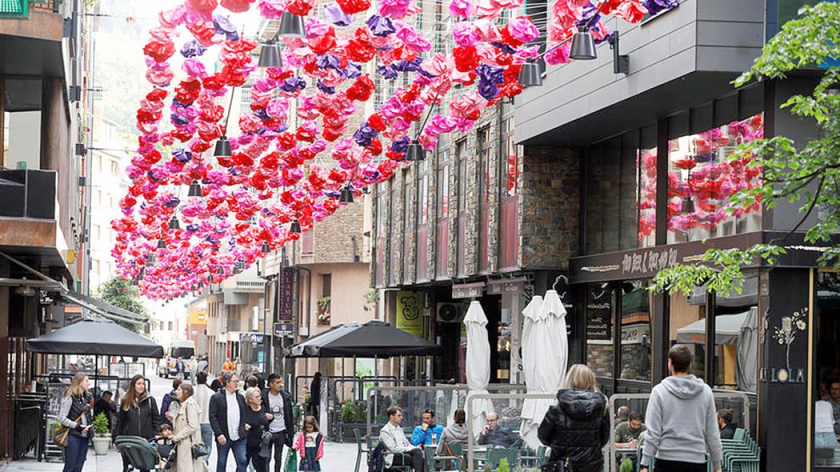 El centre d'Andorra la Vella amb els seus comerços.