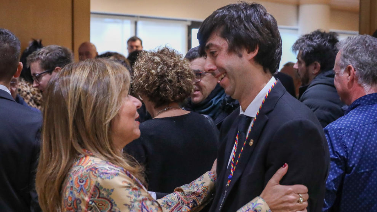 Conxita Marsol saluda Sergi González el dia del jurament del cònsol