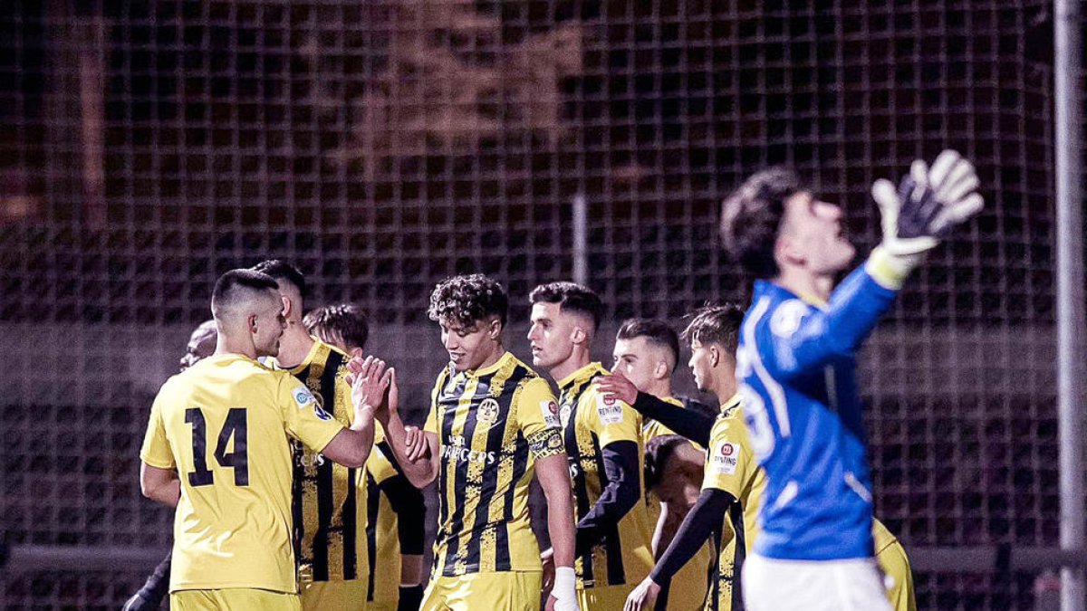 Jugadors de la UE Santa Coloma celebrant un gol.