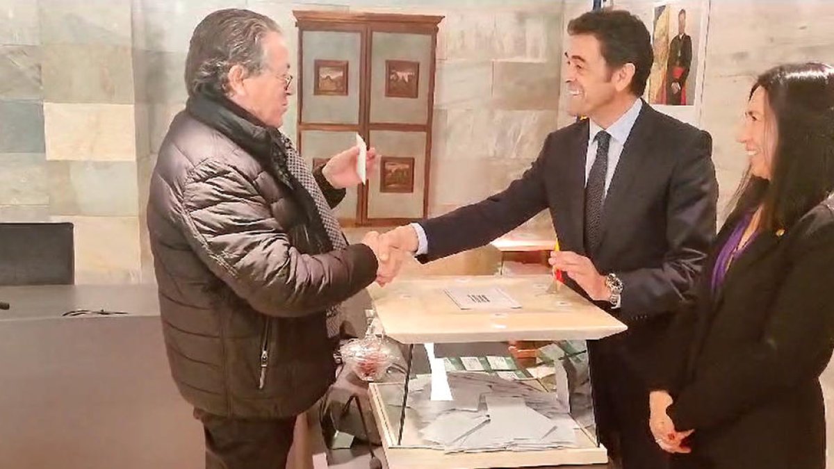 Dolsa diposita el seu vot.