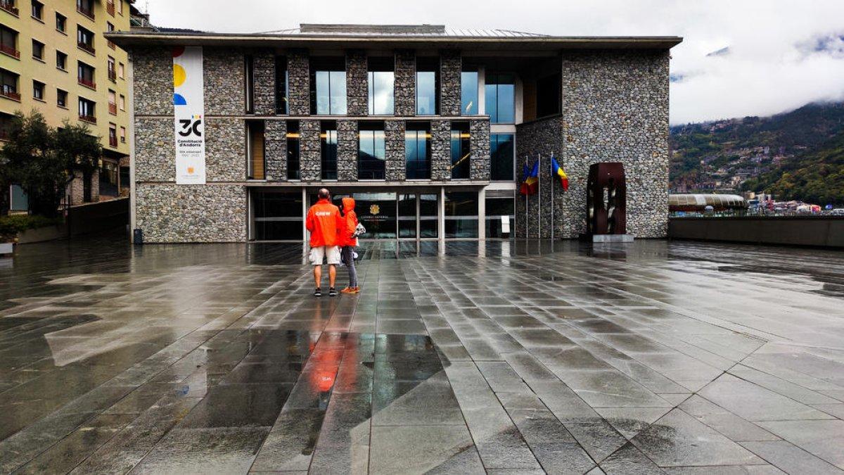 Uns turistes davant la seu del Consell General.