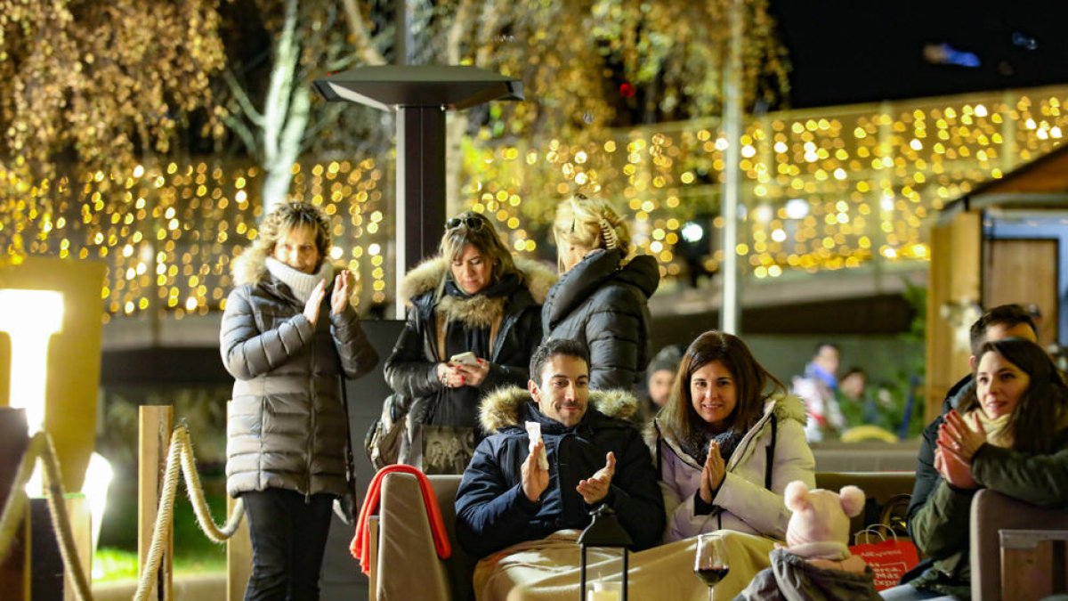 Uns turistes al poblet de Nadal, Andorra la Vella.