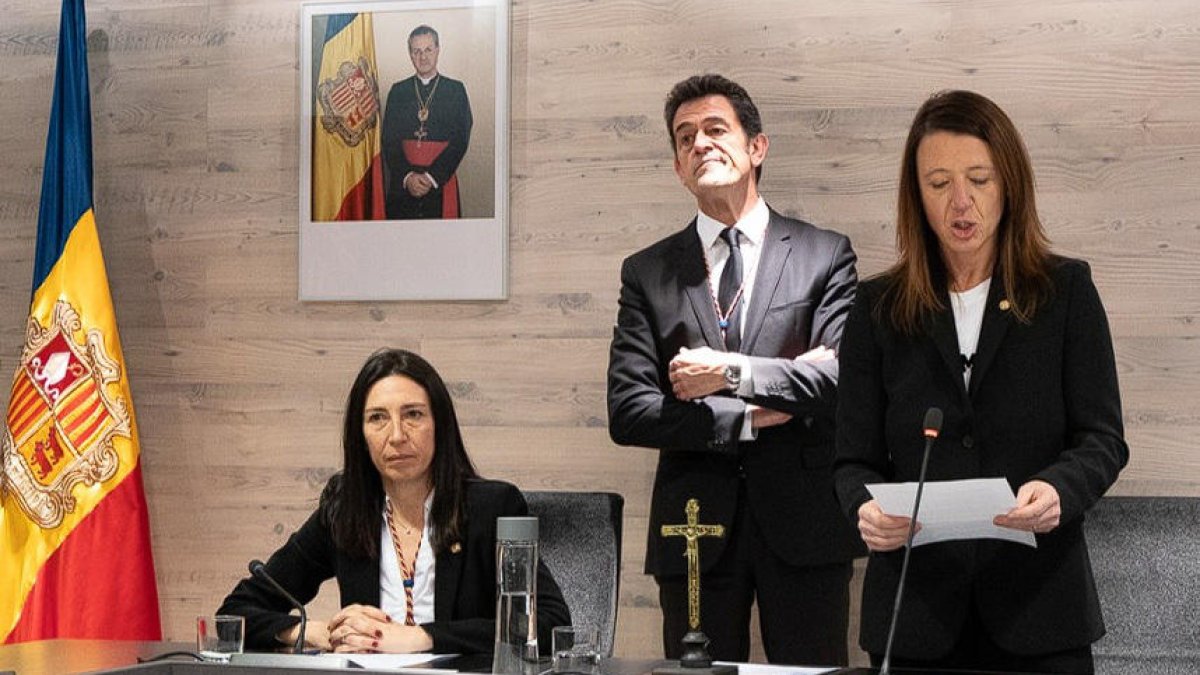 La nova cònsol major d'Ordino amb el seu antecessor al darrere.