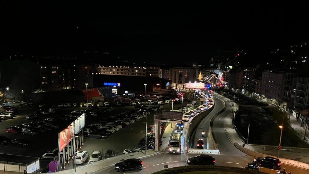 Cues en una via d'entrada d'Andorra.