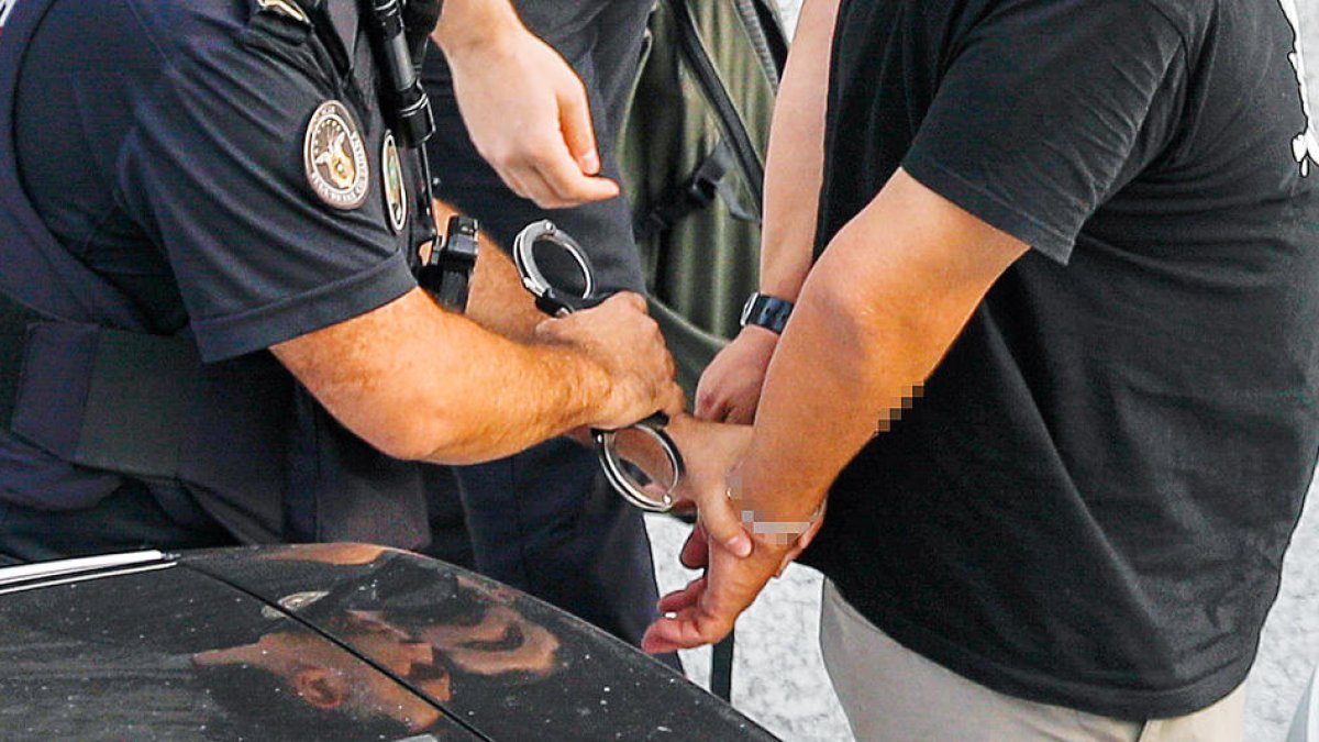 La policia realitzant una detenció