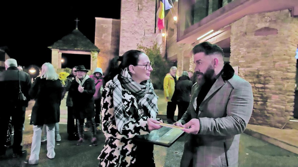 El conductor del programa amb la guanyadora, Geraldina Vieira.