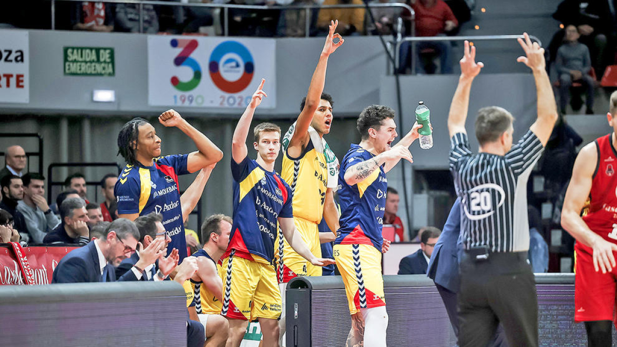 Els jugadors del MoraBanc celebren una acció en el duel contra el Saragossa.
