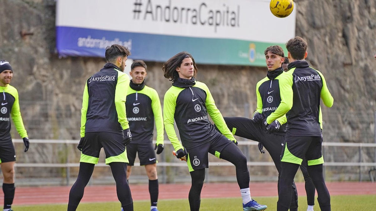 Els jugadors de l'FC Andorra, ahir al Comunal.