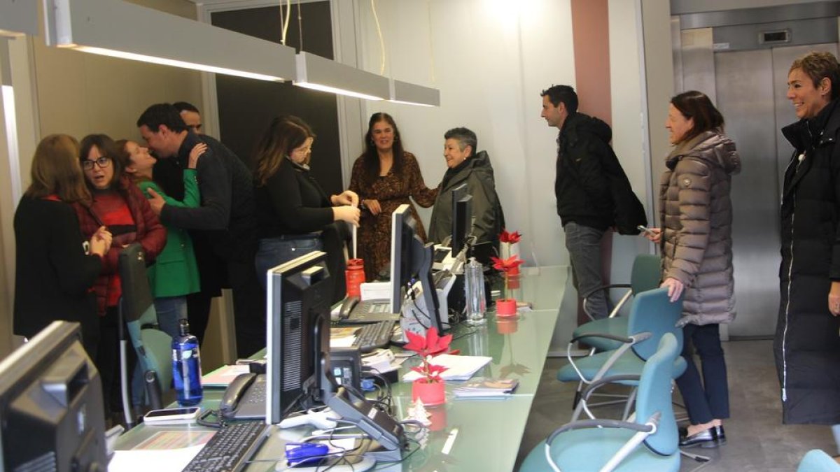 Els cònsols i consellers saluden el personal del comú aquest matí