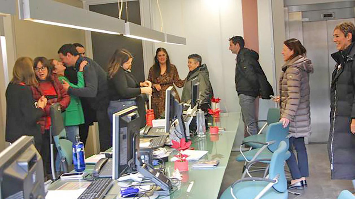 L'equip saludant els treballadors.