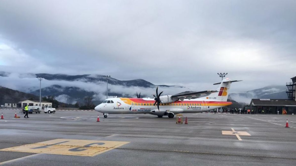 L'avió procedent de Palma arribant avui a l'aeroport la Seu-Andorra