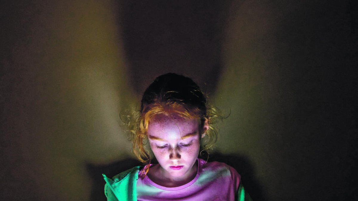 Algunes famílies usen el telèfon per distreure els fills