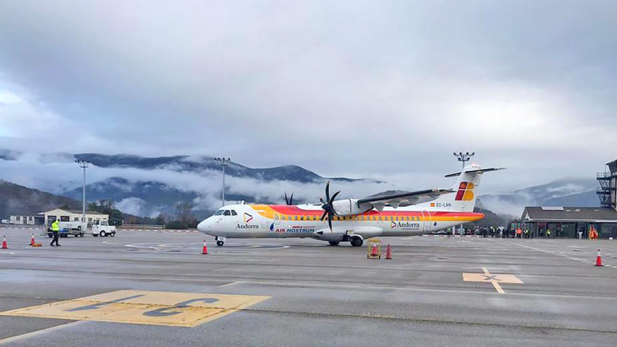 Aterra el primer avió de la connexió amb Palma.