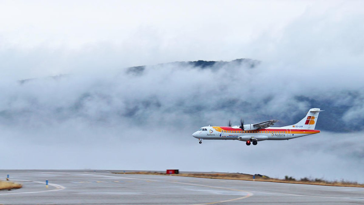 L'avió aterrant a l'aeroport.