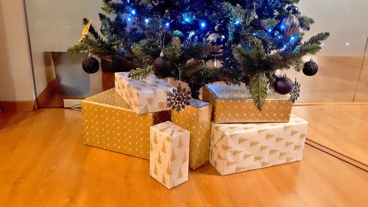 Un arbre de Nadal amb diferents regals a sota
