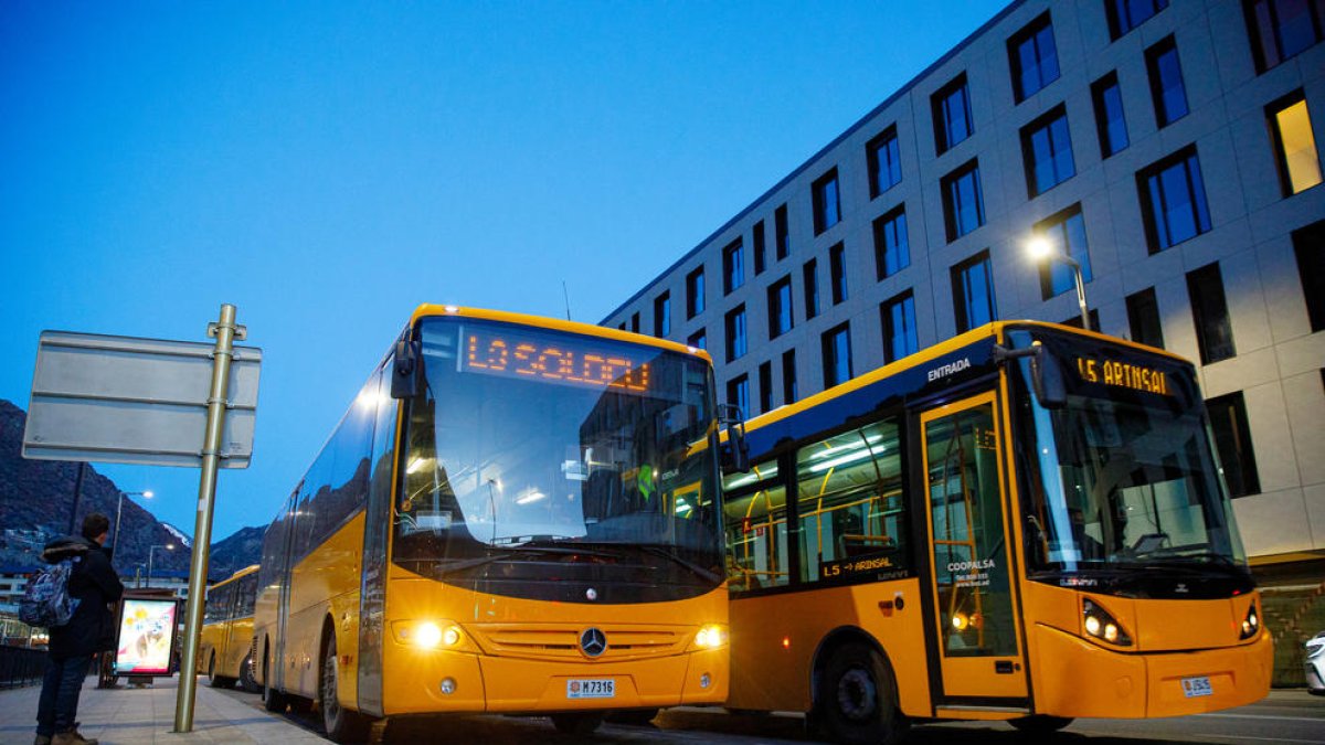 Autobusos a la parada de l'Estació Nacional.