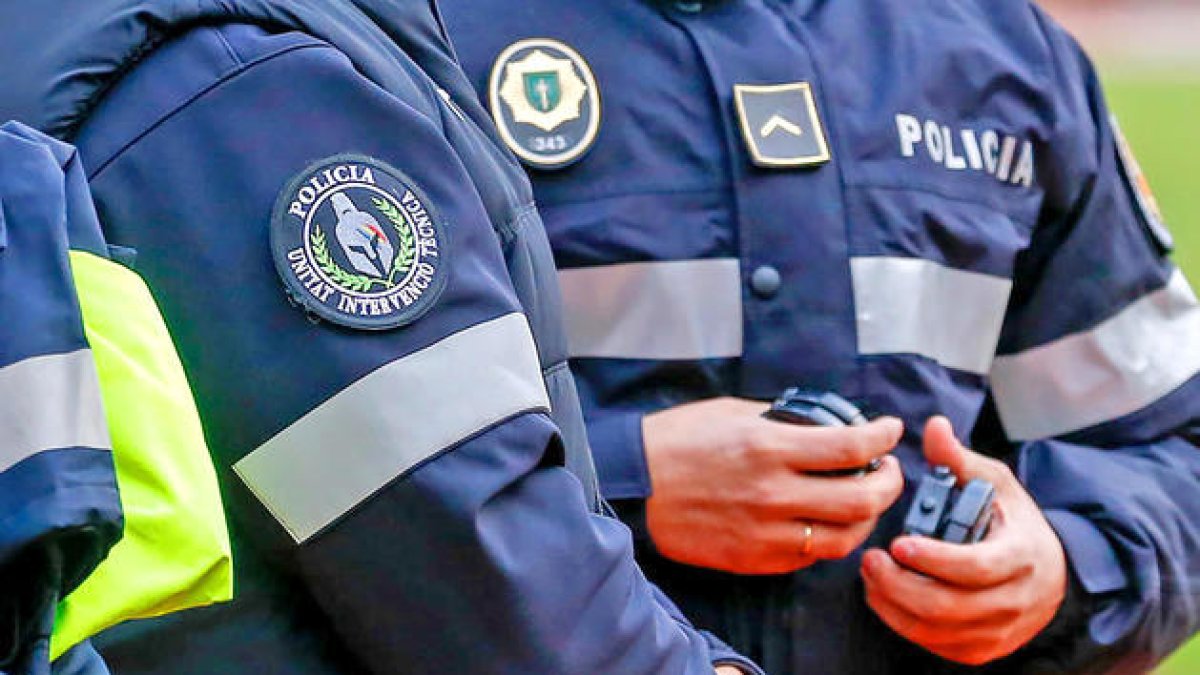 Un agent de la policia.