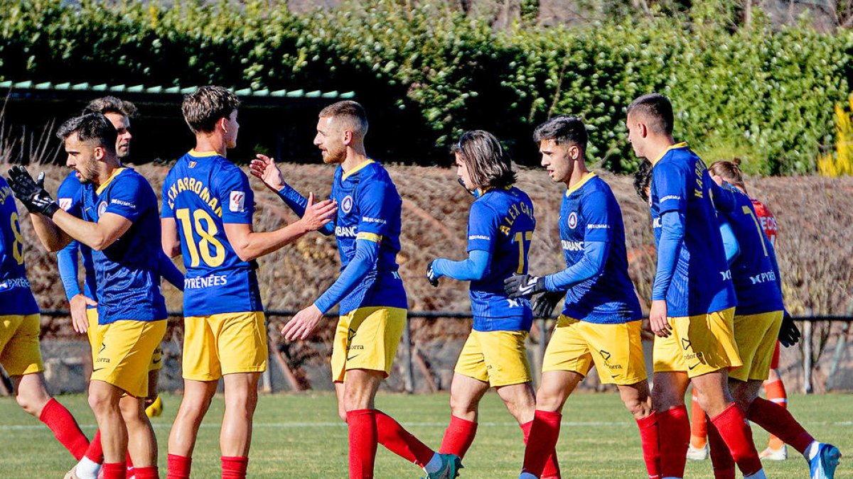 Els jugadors tricolors celebren el gol.