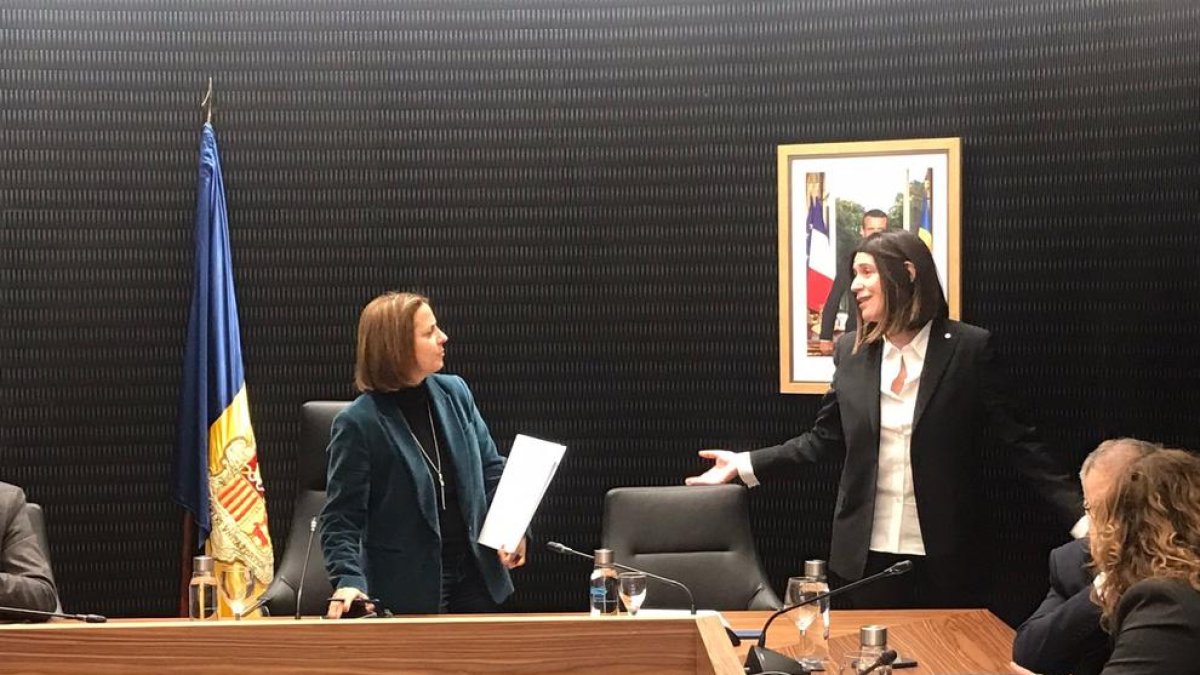 Rosa Gili i Anna Garcia en la sessió de comú d'avui