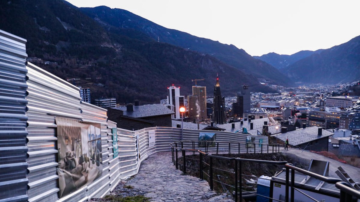 Escaldes-Engordany amb Caldea i les torres al fons.