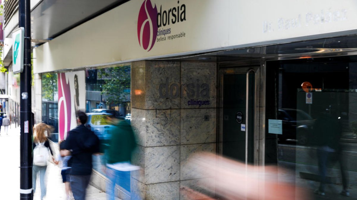 La porta de la clínica d'estètica.