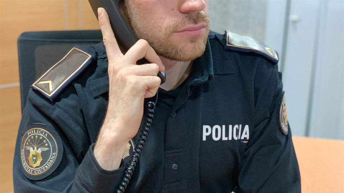 Agent de policia responen al telèfon