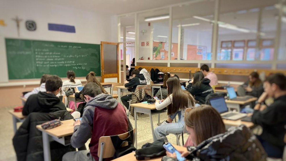 Alumnes participant en el concurs WhatsApp Relats