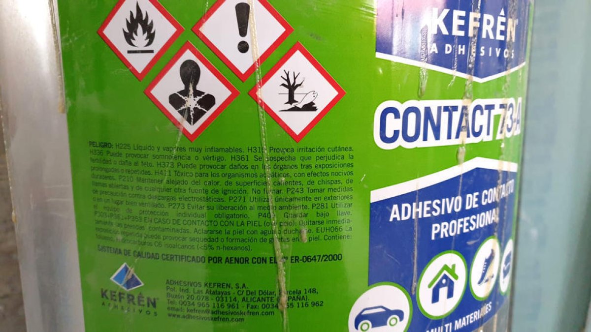 El producte conté tòxics com el toluè.