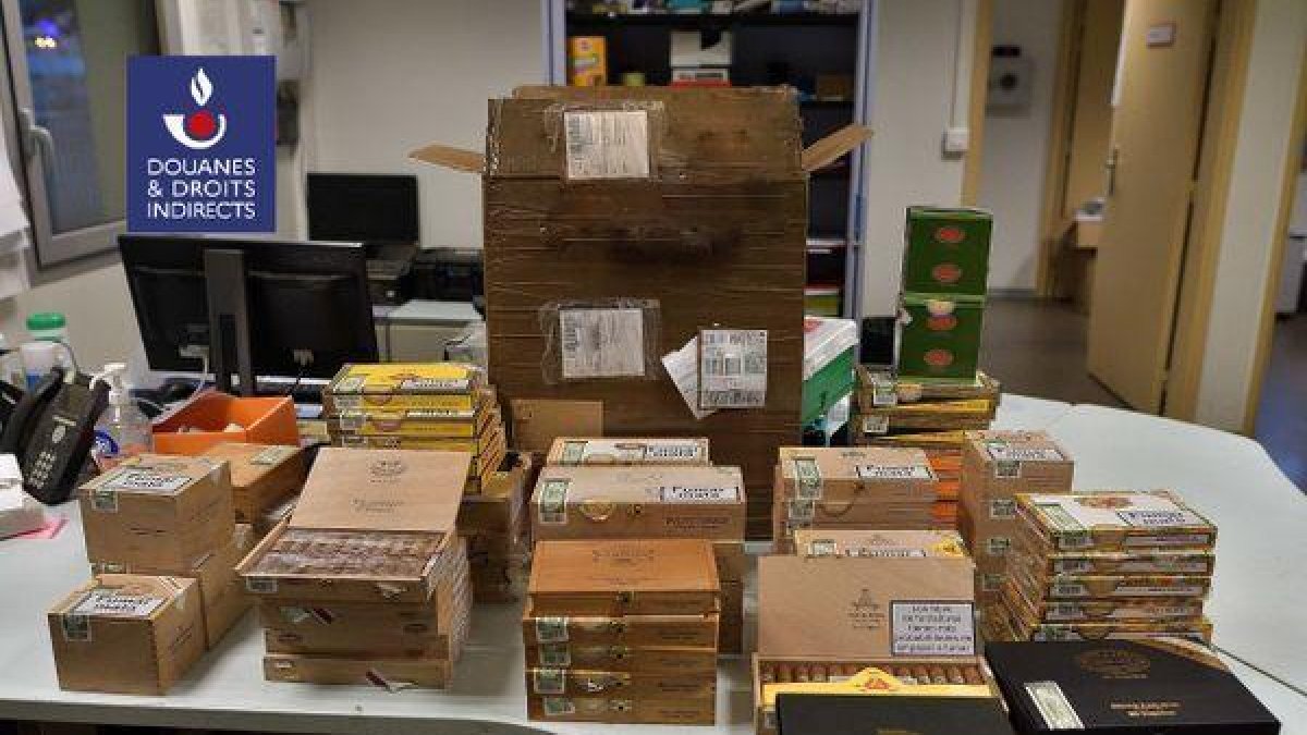 Els paquets confiscats que contenien els prop de 1.000 cigarrets