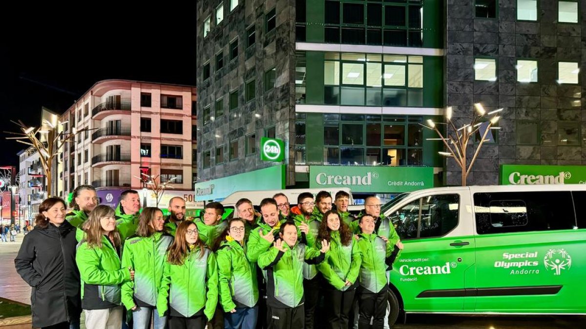 Els membres de l'equip aquesta tarda amb el nou equipament