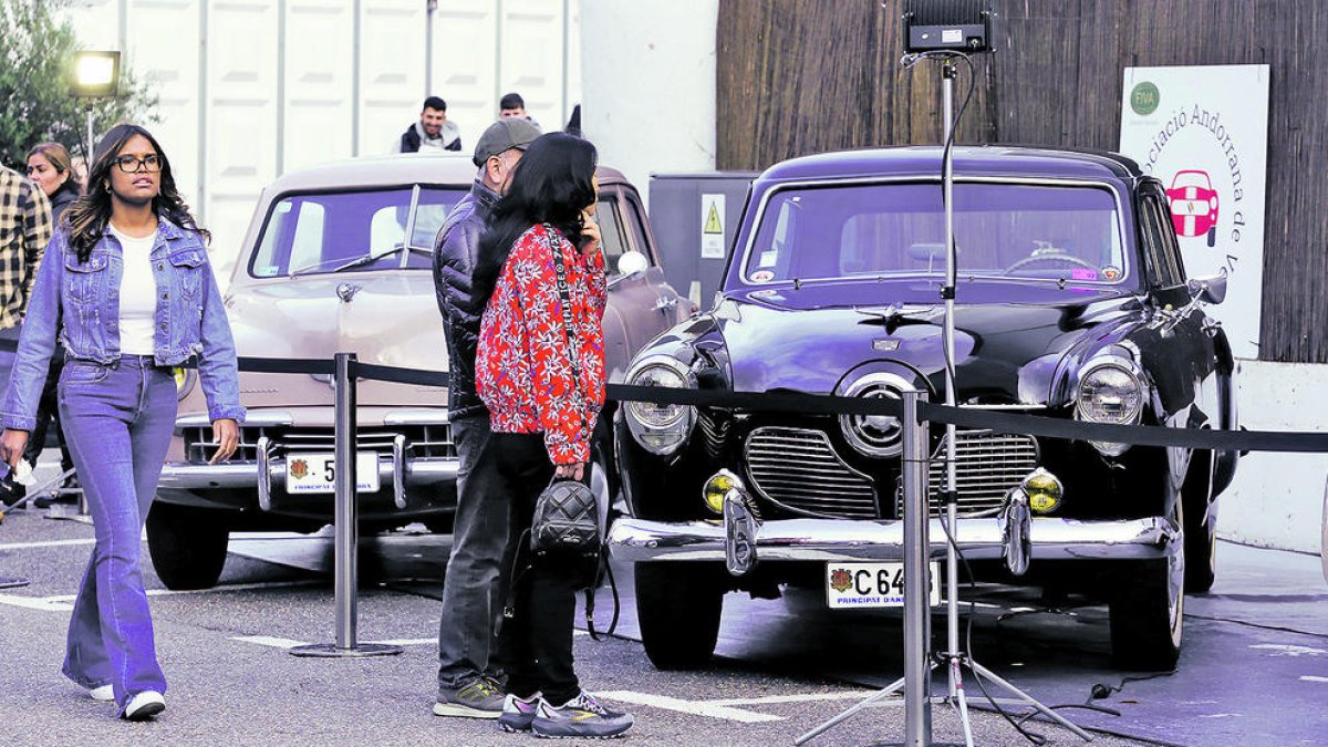 Vehicles antics exposats a la Fira.