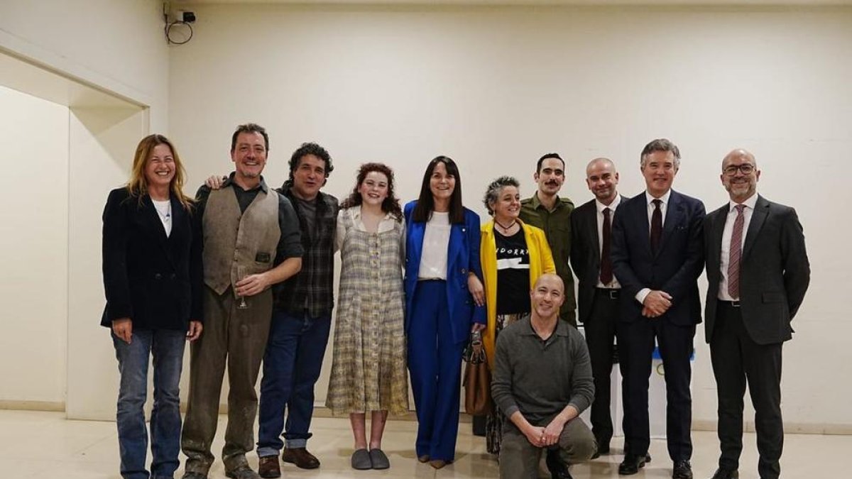 Bonell amb els actors de l'obra de teatre