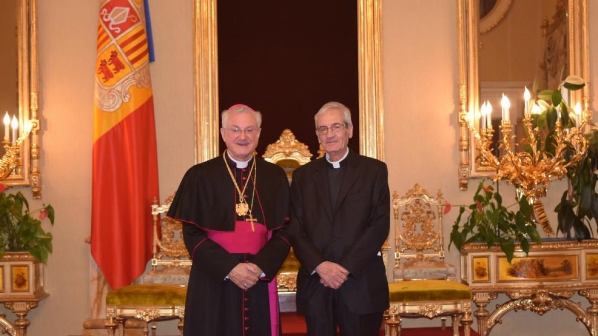 Joan-Enric Vives amb Josep Maria Mauri el dia del comiat com a representant del Copríncep episcopal