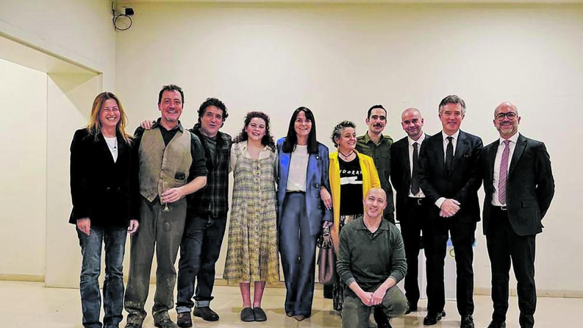 Bonell amb els actors de l'obra 'Andorra'
