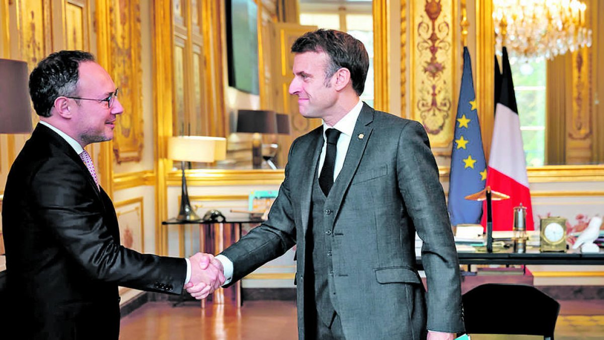 Salutació entre Espot i Macron